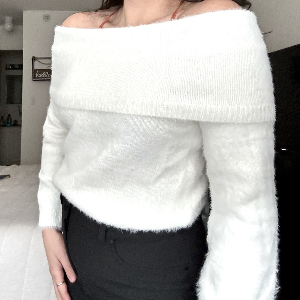 Off the shoulder sweater. Size: M. Brand: Forever 21.